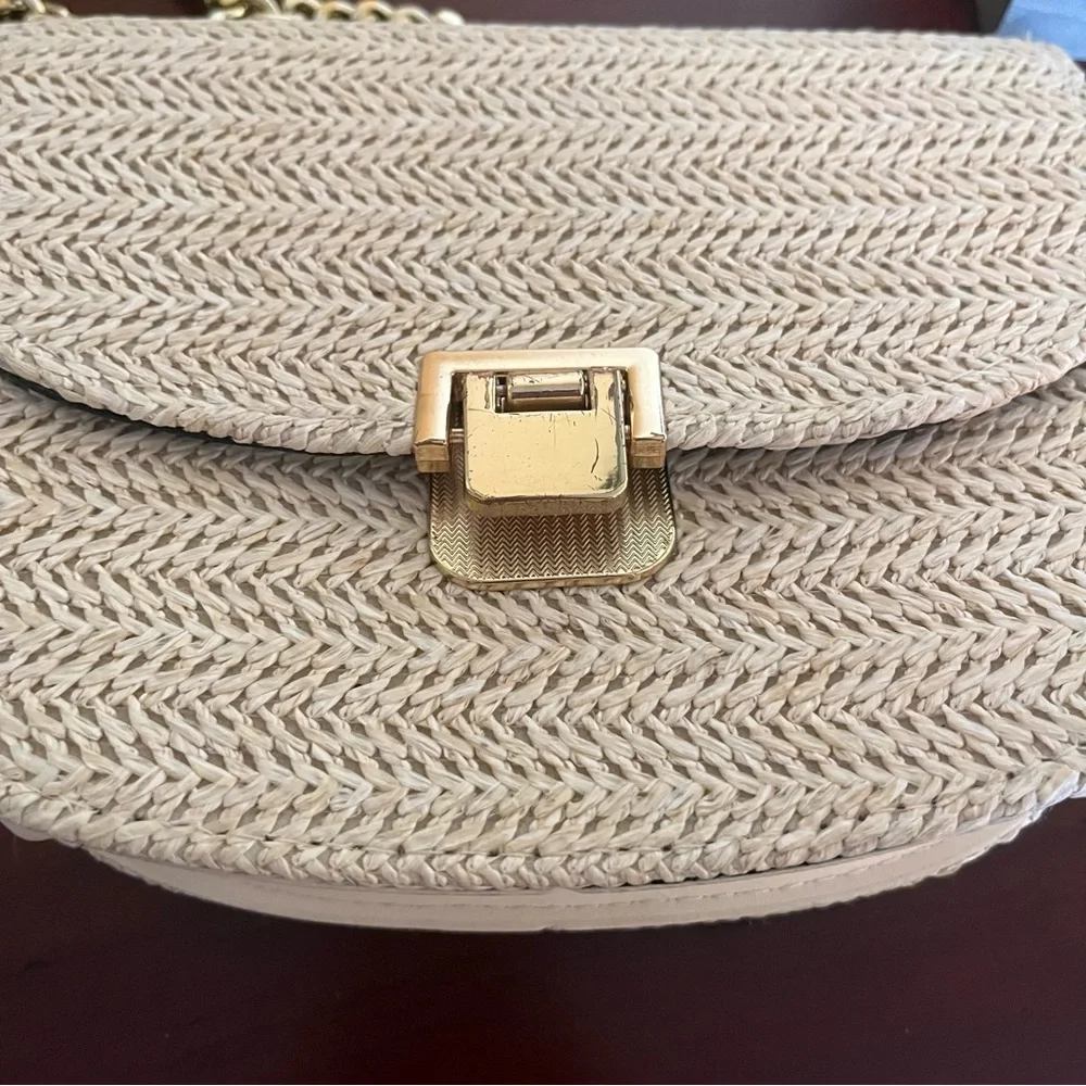 🧋Tan Woven Shoulder or Crossbody Purse w Gold Chain Strap & Secure Buckle
